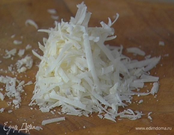Сыр натереть на крупной терке.