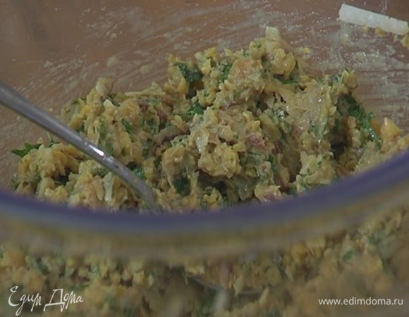 Горох с сардинками посолить, поперчить, добавить яйцо, натертый сыр и все перемешать.