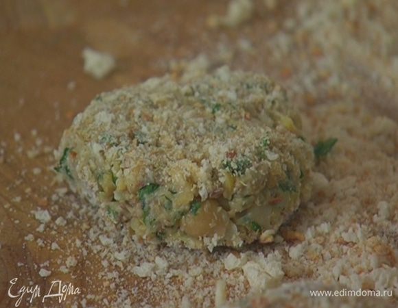 Сформировать небольшие биточки и обвалять в сухарях.