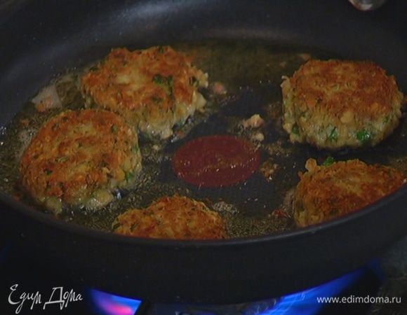 Разогреть в сковороде оливковое масло и жарить биточки по 2 минуты с каждой стороны, затем выложить на бумажное полотенце, чтобы удалить излишки жира.