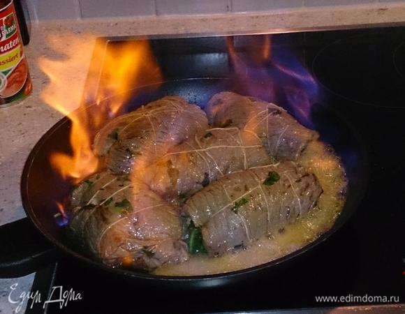 Добавить бренди и фламбировать.