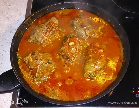 Выложить томаты, томат-пасту, добавить немного воды и тушить на медленном огне час.