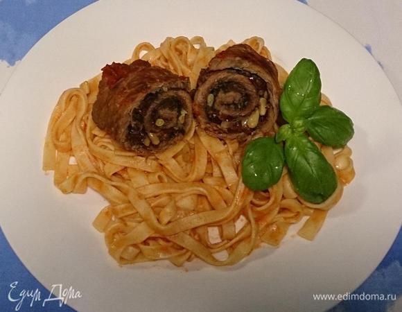 Подавать с широкой лапшой (у меня Тальятелле), перемешанную с томатным соусом от жарки.
Приятного аппетита!