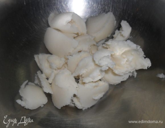 Смалец выложить в железную миску, так его легче будет растопить. Самое главное чтоб, смалец был без запаха, желательно топленный не с внутреннего жира, а с сала. 