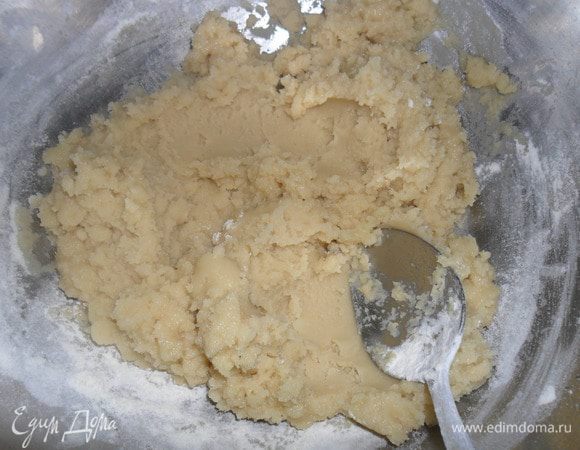 Всыпать чуть больше половины муки в горячий смалец, и ложкой перемешать.