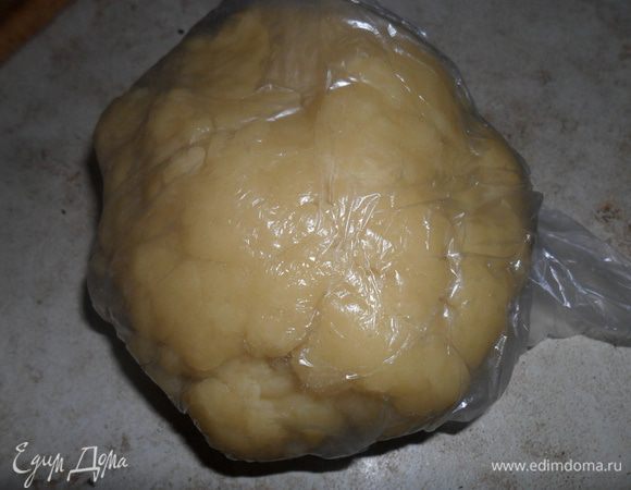 Влить холодную воду, перемешать, добавить остальную муку, щепотку соли и замесить тесто. Завернуть в пленку и поставить в холодильник примерно на 30 минут.