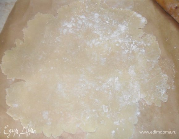  Тесто разделить примерно на 10 частей,  это для  коржа диаметром 22-23 см,   Хорошо присыпать мукой пергамент, и на нем же  раскатывайте корж, он  будет не ровный по краям, но это не важно. 