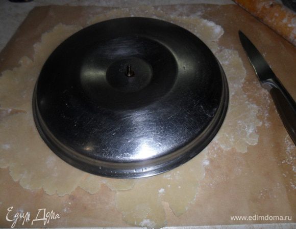 С помощью тарелки или крышки как в моем случаи вырежьте круг, кусочки вокруг так и оставьте, они нам пригодятся для посыпки.