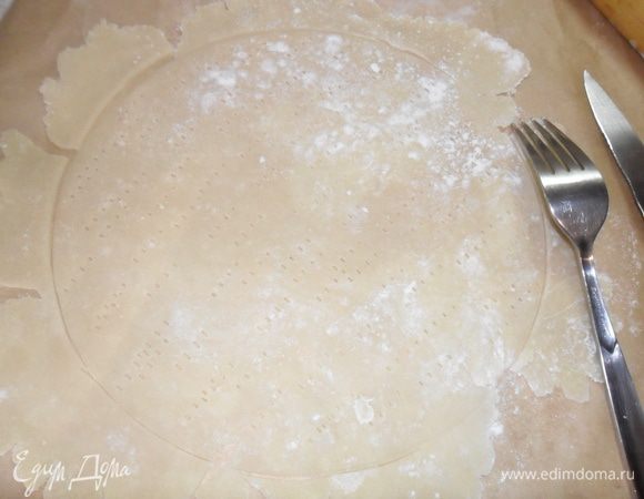 Хорошо наколите корж вилкой и с пергаментом перенесите в разогретую до 180 С духовку.  Выпекать 3-5 минут.Следите, чтоб не пригорели, у меня с этим проблема)))) всегда получаются загорелые)))) Так испеките все коржи, пока печется один, раскатываем другой.