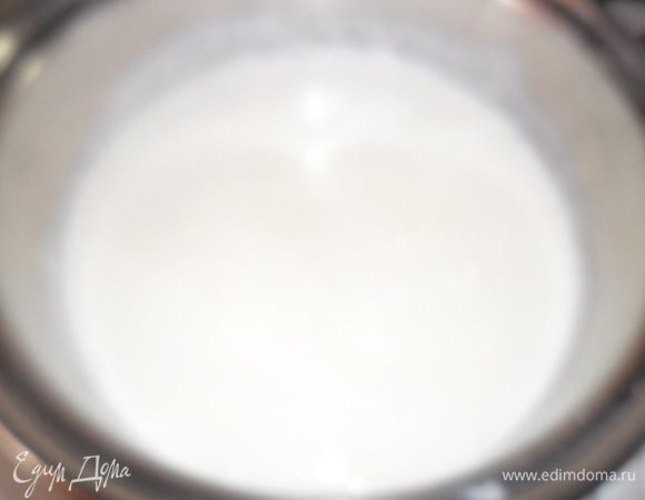 Готовим крем. Молоко ставим на огонь.