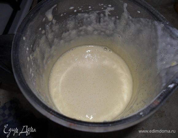 Взбиваем яйца с сахаром, туда ванильный сахар, муку и крахмал, добавляем если необходимо чуть молока, только не горячего.