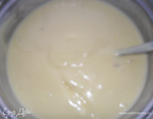 Как молоко закипит, вливаем смесь все время помешивая и доводим до кипения, чтоб загустел. Оставляем остывать. Когда остынет до 30-40 градусов ( как сможете держать палец и не будет горячо), добавьте мягкое масло и перемешайте, пока оно не растает. Крем готов.