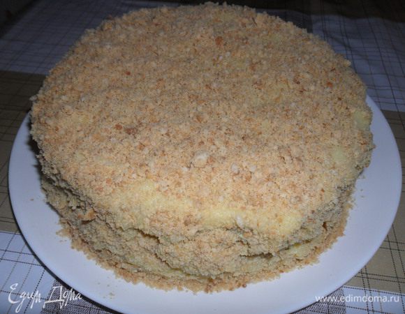Перемазываем коржи, на один корж идет 2-3 столовых ложки крема. С коржами обращаемся очень аккуратно, лучше перекладывать лопаткой.  Кусочки помещаем в кулечек и несколько раз качалкой раскатываем, чтоб превратить в крошку. Посыпаем торт. Если нужно, чтоб торт был готов сразу, то перемазываем теплым кремом и тогда через 10 минут режем и кушаем. Мой Наполеон был разрезан сразу же после того как был намазан кремом. 