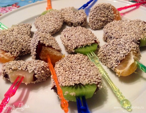 Когда фрукты остынут, поставьте их еще в холодильник, чтобы шоколад основательно застыл.
Все! Конфетки готовы! Что может быть лучше, чем конфетки, приготовленные своими руками? Уверяю вас, вашим близким они очень понравятся :-)
Мужчины кстати тоже любят сладкое :-)
Приятного аппетита :-)