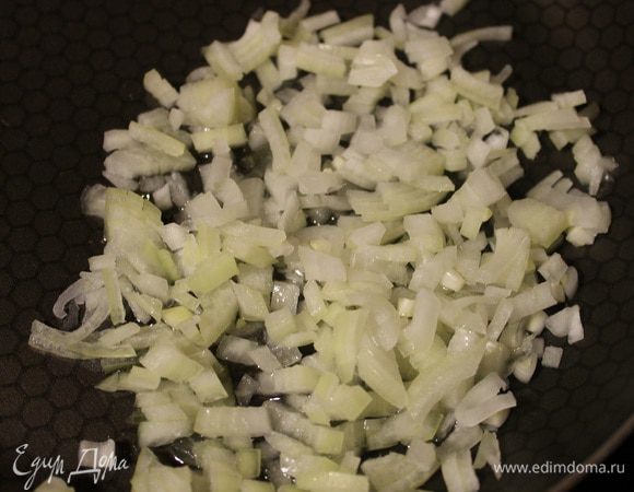 Половинку луковицы разрезать пополам. Одну половинку нарезать мелкими кубиками и отложить, вторую половину нарезать также и обжарить в масле до золотистого цвета, остудить.