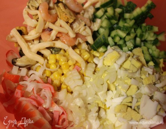Смешать все ингредиенты вместе. Заправить майонезом. Посолить и поперчить, если нужно. Приятного аппетита!
