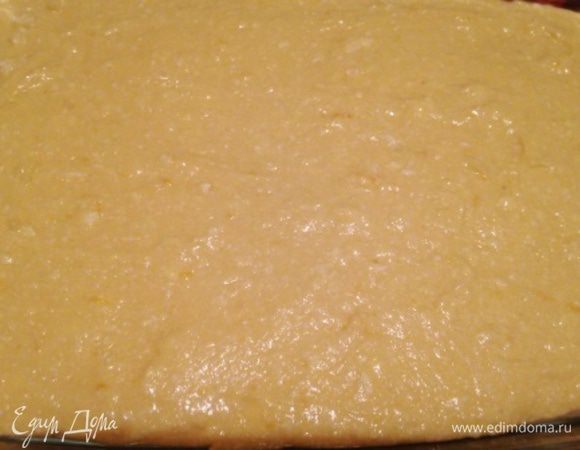 Не прекращая взбивать, по 1-му добавлять яйца.
Затем добавить цедру и сок 1 лимона.
Просеять на массу сверху муку с разрыхлителем, все хорошо перемешать.
Вылить тесто в смазанную маслом форму 20х20 см и поставить в разогретую до 200 гр. духовку на 20-30 мин до пробы на сухую палочку.