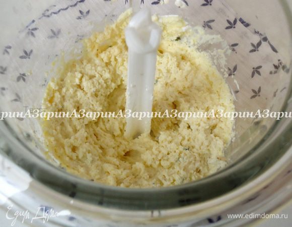 В чашу измельчителя сложить все ингредиенты: остывший лук, яйца, твердый сыр, крем – чиз, тимьян, соль, два вида перца, измельченный чеснок, а также добавить майонез. Все составляющие хорошо измельчить в гомогенную массу.