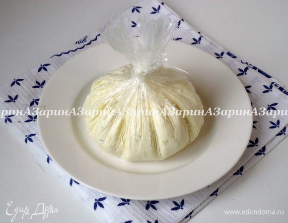 Завернуть массу, завязав пленку в кулечек. Тупым концом ножа сделать продольные вмятины, придавая форму тыквы.
Убрать массу в холод на несколько часов, что бы она хорошо застыла.