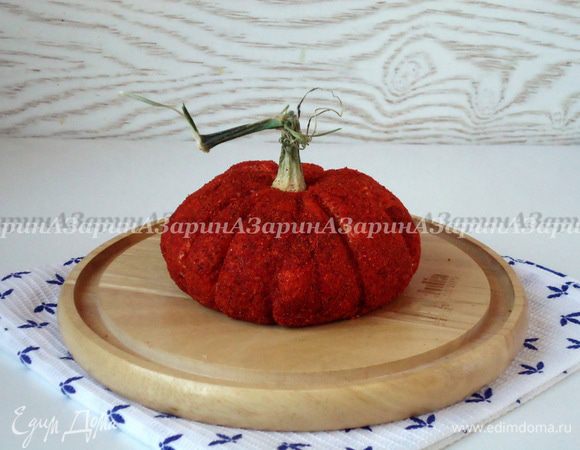 После освободить массу от пленки и обмокнуть (обвалять) со всех сторон в сладкой паприке.