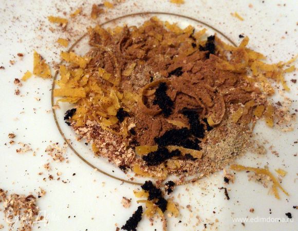 Ваниль вынуть из стручка и смешать с цедрой и специями. У меня смеси для пряников нет, поэтому добавила свои любимые — кардамон, корицу, мускатный орех.