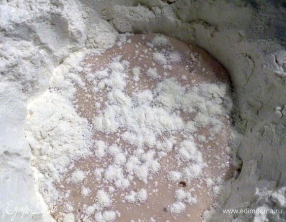 Всыпать немного сахара и влить часть теплого молока. Дрожжи размять рукой, смешивая с молоком и немного с мукой. Присыпать немного смесь сверху мукой и оставить под полотенцем на 20 минут.