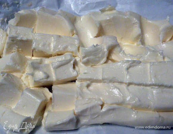 Размягченное сливочное масло порезать.