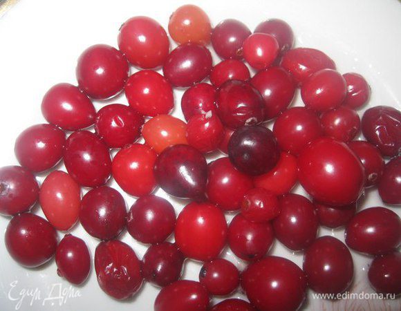 Подготавливаем клюкву и яблоко. Моем, чистим. Яблоко нарезаем. Сушим клюкву.