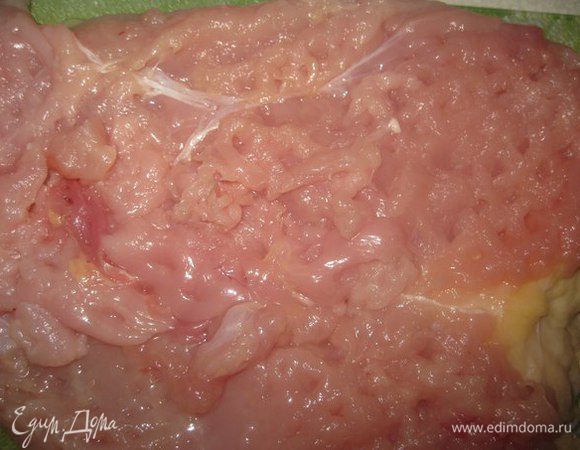 Филе индейки отбиваем. Солим немного.