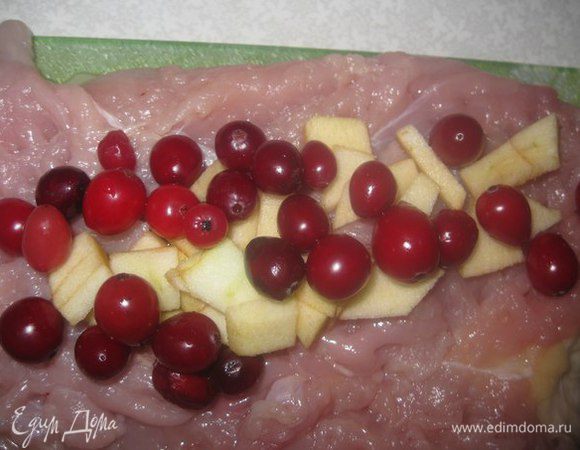 Выкладываем клюкву и нарезанное яблоко.