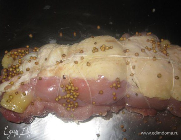 Сворачиваем плотно в рулет и перевязываем нитью. Немного солим, добавляем кориандр.