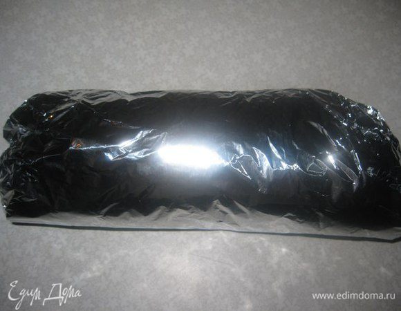 Оборачиваем фольгой. И кладем в холодильник минимум на 1 час.
Потом в фольге запекаем в нагретой духовке 45-50 минут.
