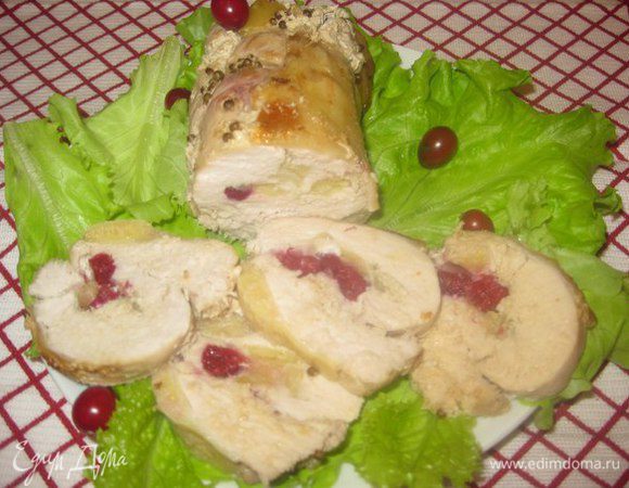 Нарезаем и подаем к столу на листьях салата.
Приятного аппетита!