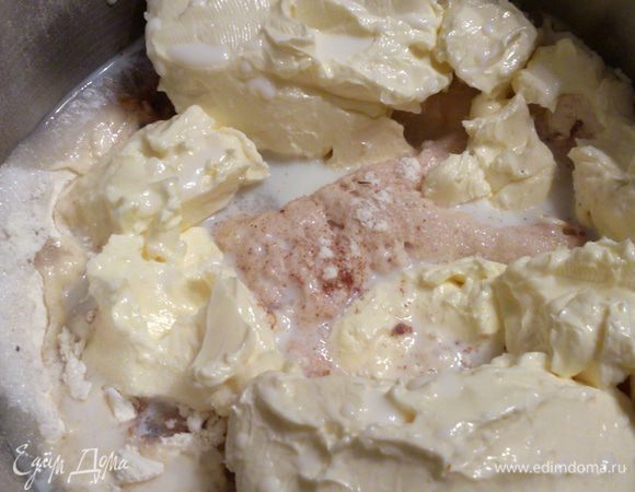 Через 20 минут дрожжи уже работают и можно добавить остальные ингредиенты. По кругу высыпать сахар, специи, выложить масло, добавить оставшееся молоко, соль.