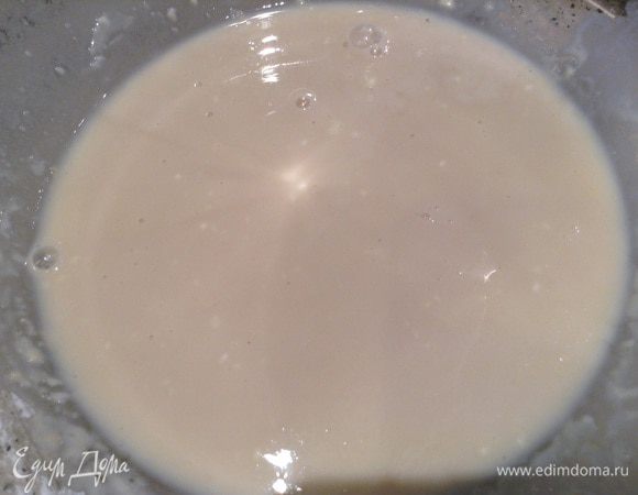 Приготовить опару.
Смешать 50мл теплого молока, 1ст л муки, дрожжи и 1ч л сахара. Оставить на 10-15 минут.