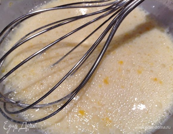 К опаре добавить 100мл молока, 1ст л масла, яйцо и перемешать.