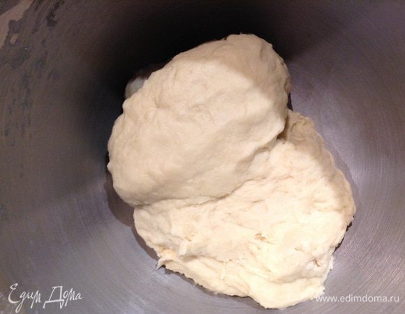 Муку просеять, добавить соль. 
Медленно добавить опару и замесить тесто.