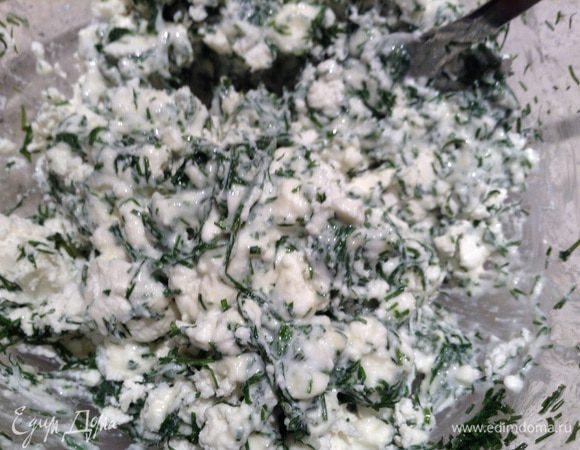 Брынзу раздавить вилкой, добавить измельченный укроп и сырое яйцо. Все смешать.