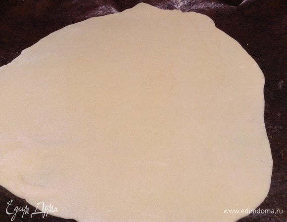 Тесто разделить на 3 равные части, каждую раскатать.