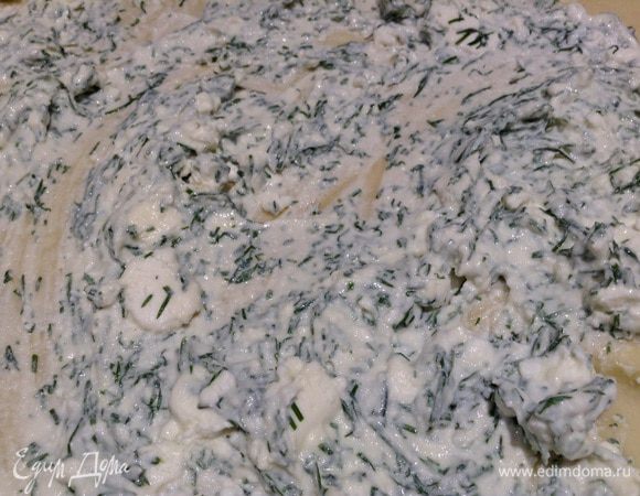 На противень выложить один пласт, на него 1/2 начинки.