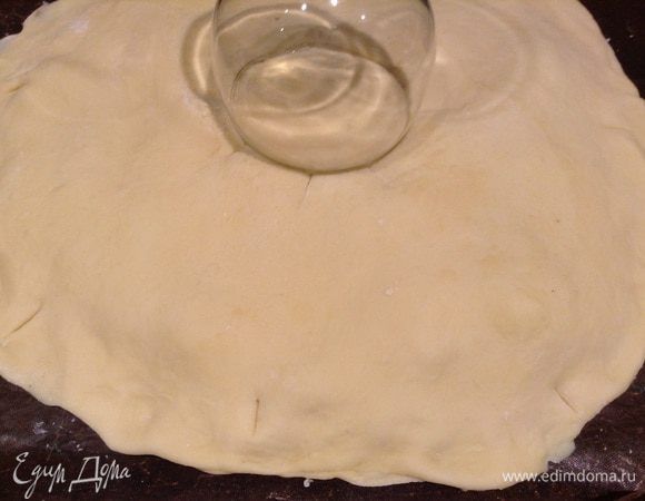 Накрыть 3-м и плотно прижать края.
В центр поставить стакан и сделать насечки для 8 секторов.