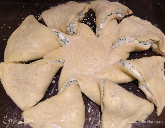 Накрыть и оставить на 30 минут.
 
Смазать молоком и присыпать кунжутом.