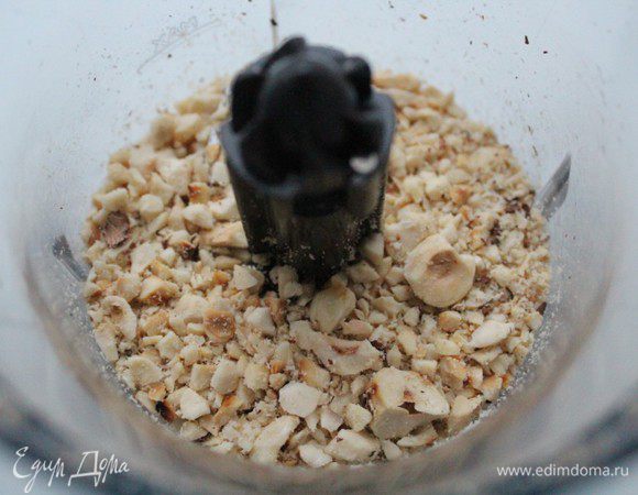 Фундук, миндаль и грецкий орех подсушить в духовке  либо обжарить на сухой сковороде в течение 7 минут, дать остыть. Затем измельчить блендером в крупную крошку, добавить корицу, имбирь и мускатный орех, перемешать.