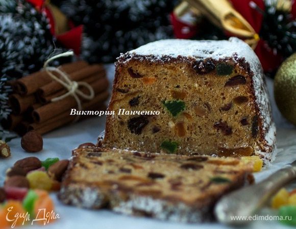 Хорошо все перемешать при помощи лопатки. Тесто получается довольно густым. 
Духовку разогреть до 180°С.
Из этого количества теста у меня получилось два больших кекса. Формы выстелить пергаментом и наполнить тестом на 2/3. Выпекать при температуре 180°С 20 минут, затем убавить до 160°С, накрыть  сверху бумагой для выпечки и выпекать еще около 1 часа (+-15 минут). Готовность проверять при помощи деревянной палочки.
 Готовый пирог сбрызнуть коньяком и обильно посыпать сахарной пудрой.
Остудить, завернуть в пергамент и хранить в холодильнике до 2 недель.