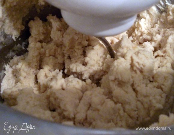 Замешивать тесто нужно от центра, постепенно добавляя все ингредиенты. Я замешивала комбайном, он так и работает от центра к краю. Месить 7-10 минут. Затем ударить несколько раз с силой о стол. Кстати, моя мама и моя бабушка тоже так делали.