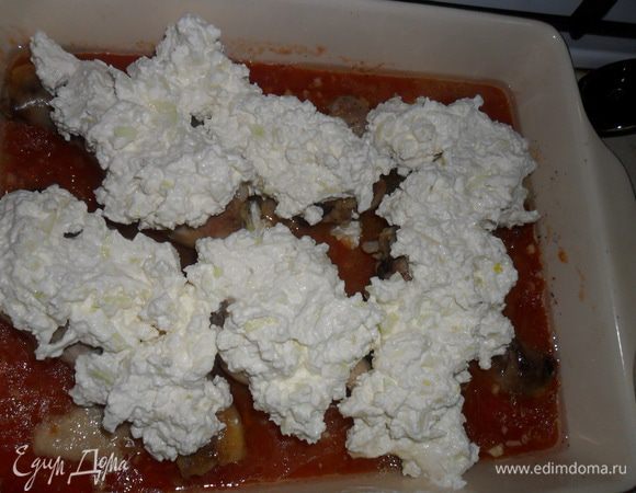 Всю эту массу разложить поверх мяса.