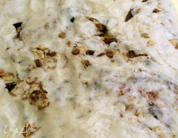 И раскатываем скалкой и вот у нас все равномерно и без усилий распределилось