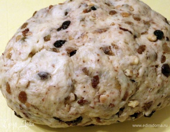 Теперь можно немного промесить тесто. Тесто изумительное, работать с ним очень легко.