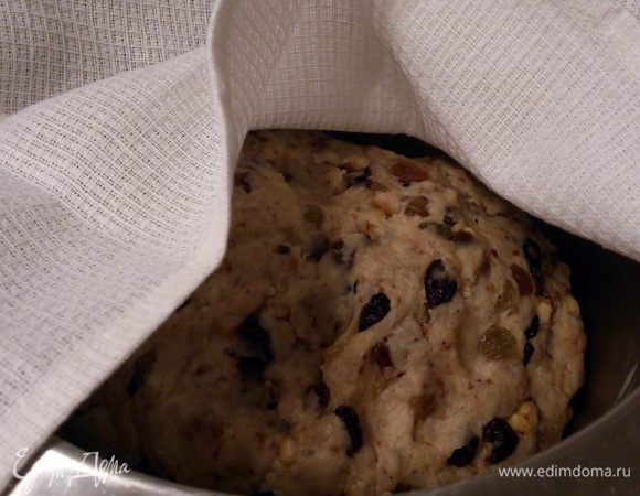 Положить в миску и оставить под полотенцем на 1 час в теплом месте.