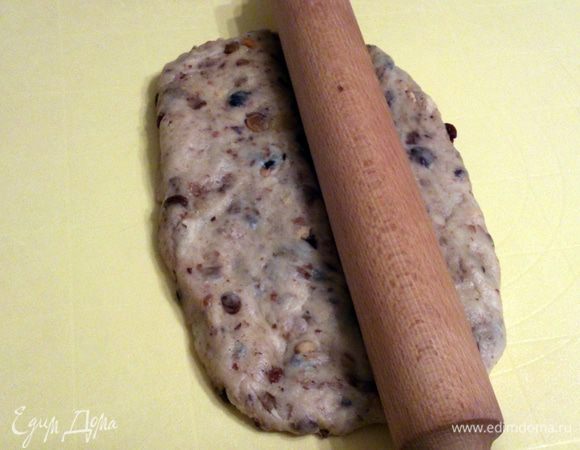 Тесто разделить на 3-4 части. Зависит от того, какого размера хотите получить штоллен. Раскатать в прямоугольник и отступив 1/3 от края сделать скалкой лунку.